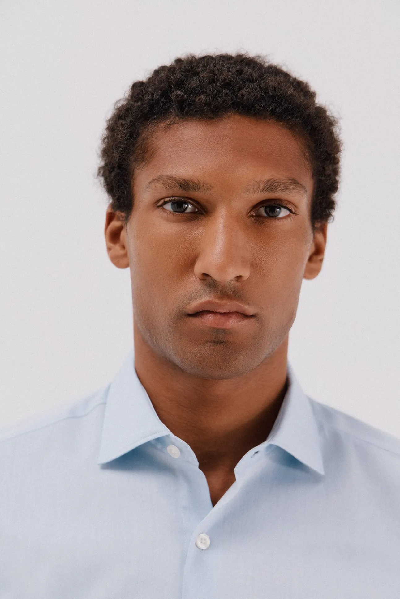 Camisa gemelos lisa fácil plancha