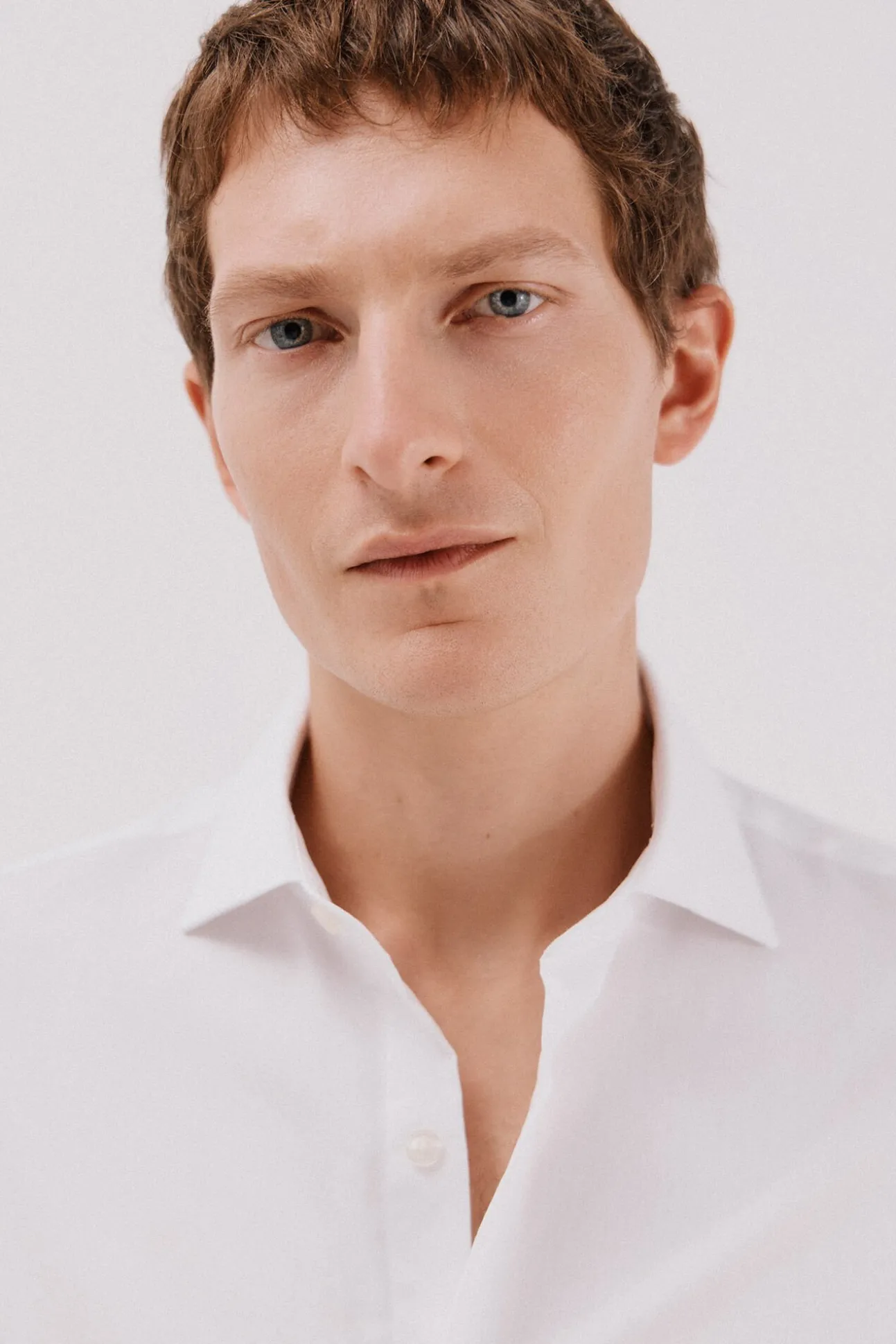 Camisa gemelos lisa fácil plancha