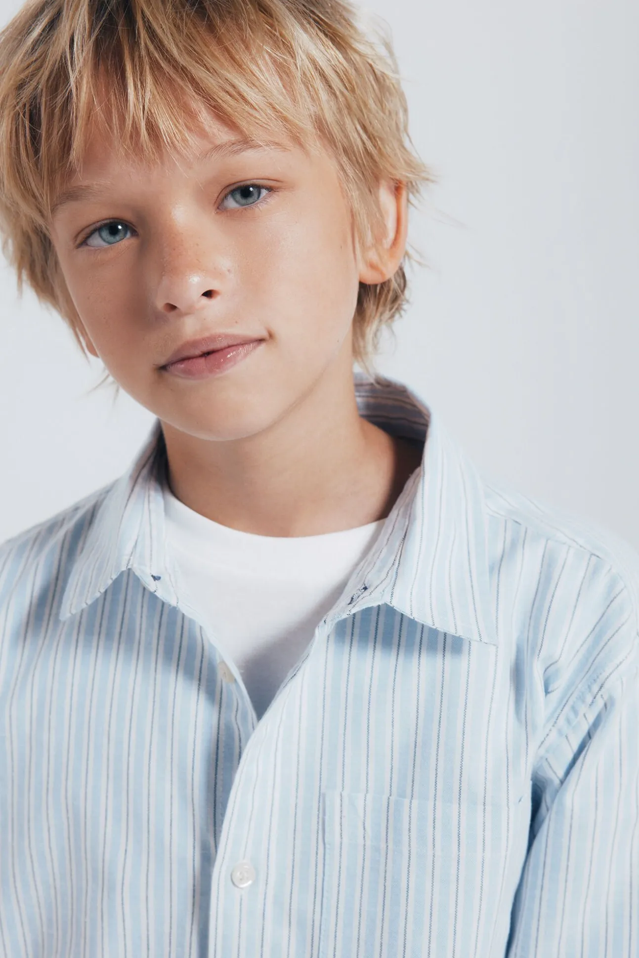 Camisa raya fina azul niño