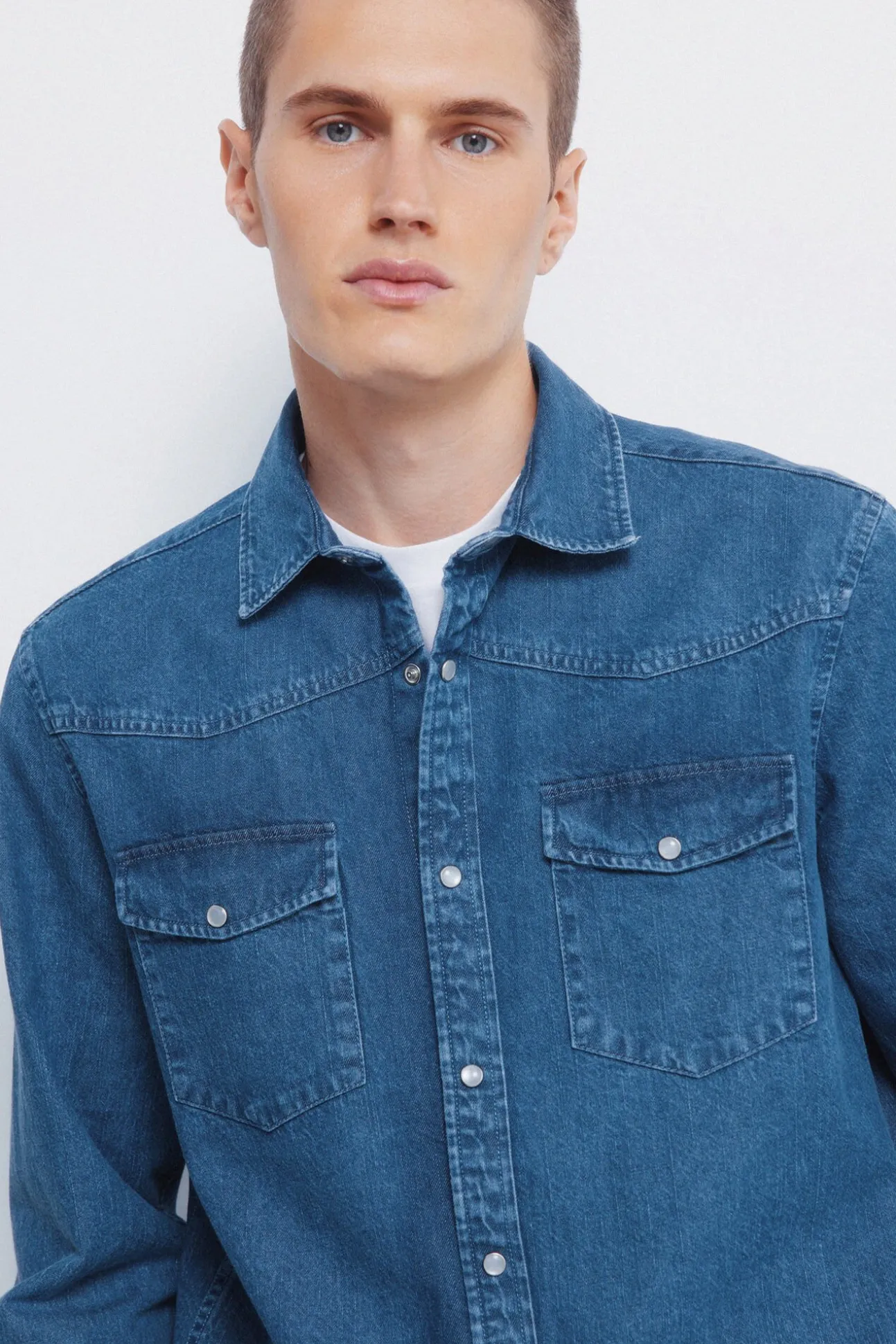 Camisa vaquera con canesú