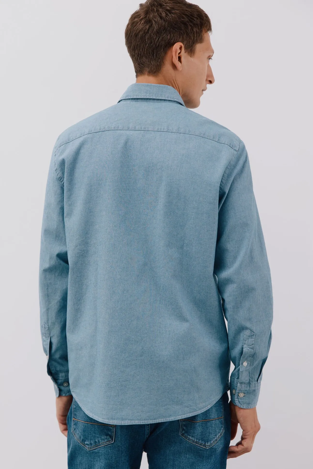 Camisa vaquera con dos bolsillos