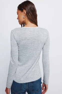 Camiseta botones hombro cuello