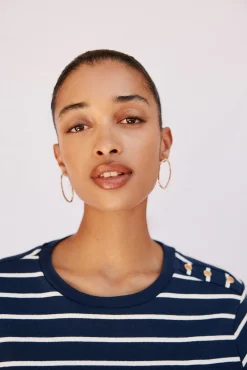 Camiseta básica botones dorados