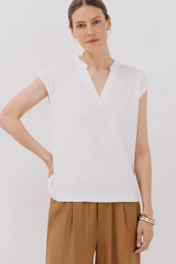 Camiseta básica cuello mao desmentido