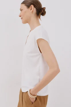 Camiseta básica cuello mao desmentido