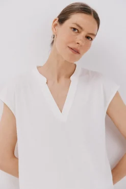 Camiseta básica cuello mao desmentido