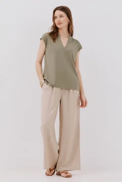 Camiseta básica cuello mao desmentido