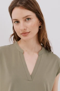 Camiseta básica cuello mao desmentido