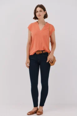 Camiseta básica cuello mao desmentido