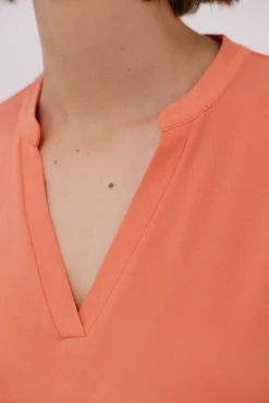 Camiseta básica cuello mao desmentido