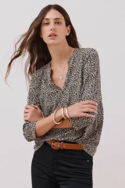 Camiseta básica escote mão