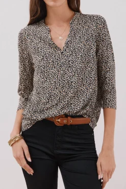 Camiseta básica escote mão