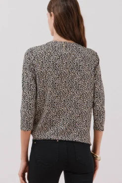 Camiseta básica escote mão