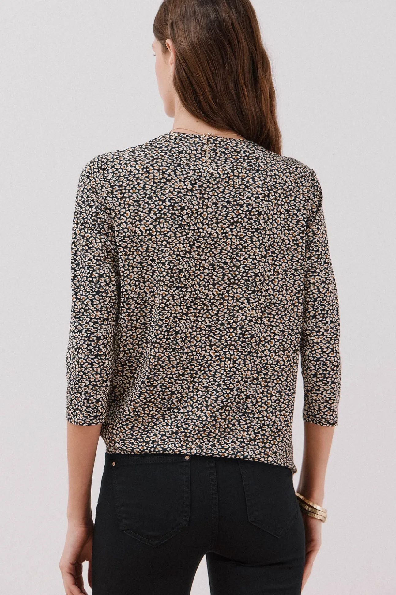 Camiseta básica escote mão