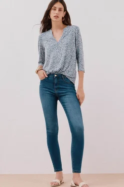 Camiseta básica escote mão