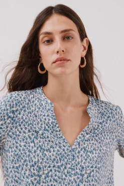 Camiseta básica escote mão