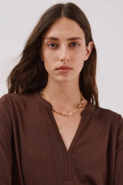 Camiseta básica escote mão