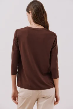 Camiseta básica escote mão