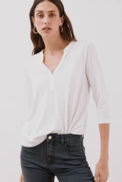 Camiseta básica escote mão