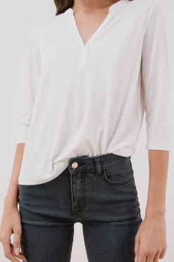 Camiseta básica escote mão