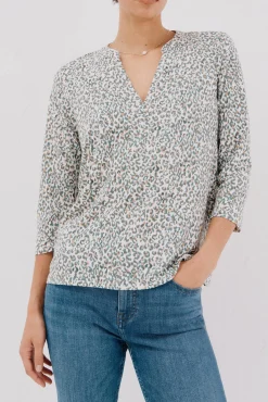 Camiseta básica escote mão