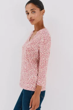 Camiseta básica escote mão