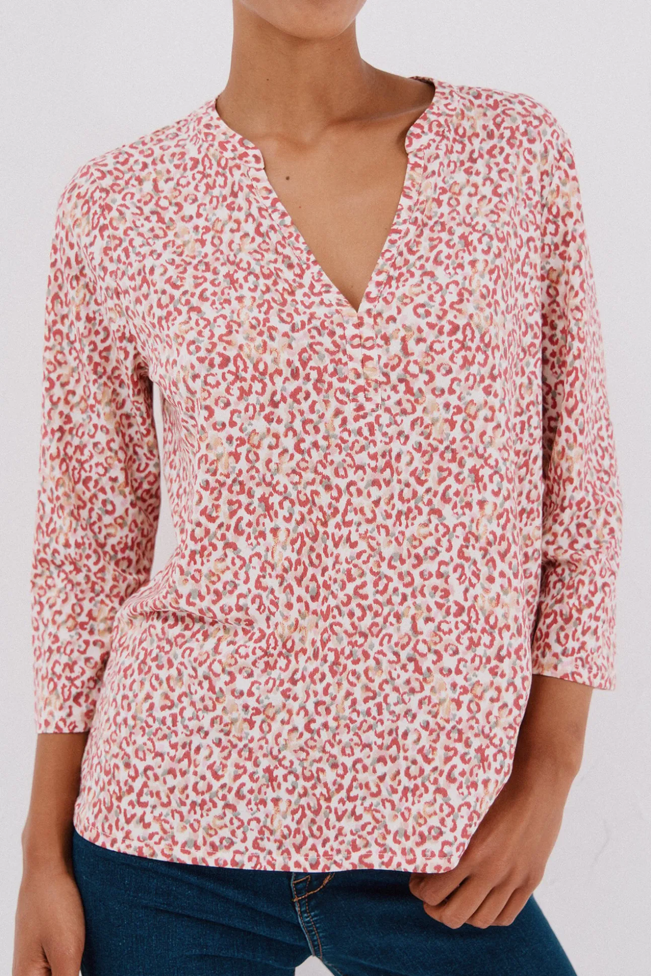 Camiseta básica escote mão