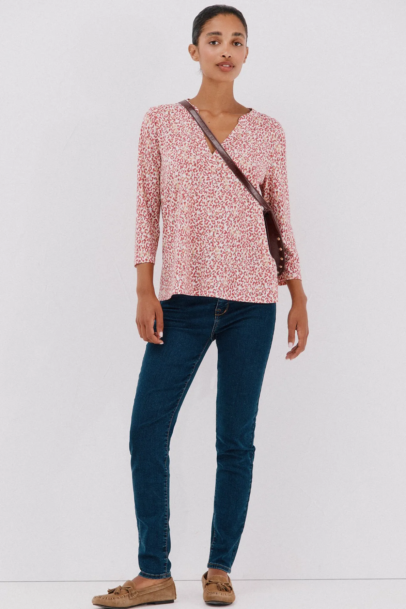 Camiseta básica escote mão