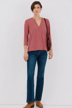 Camiseta básica escote mão