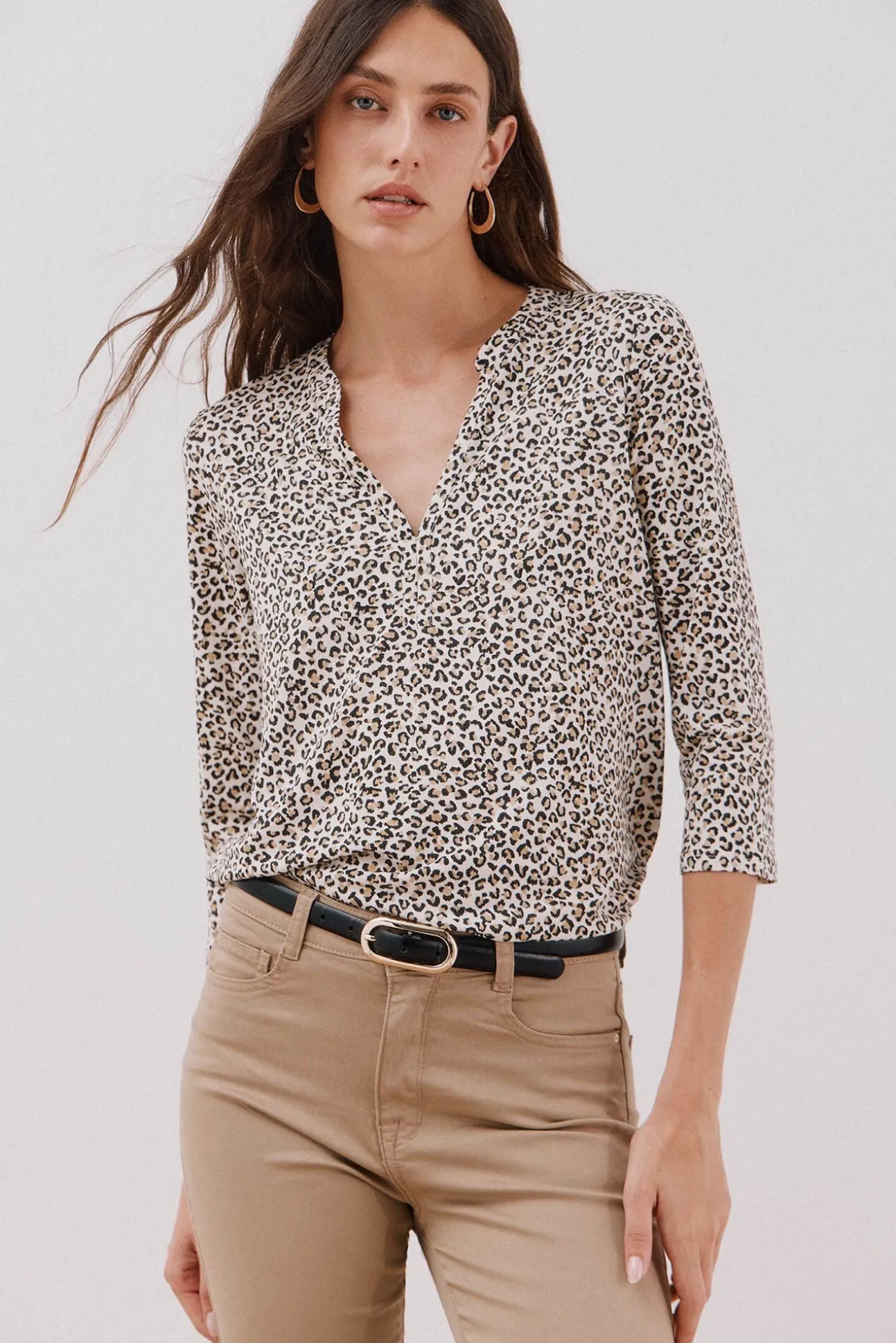 Camiseta básica escote mão