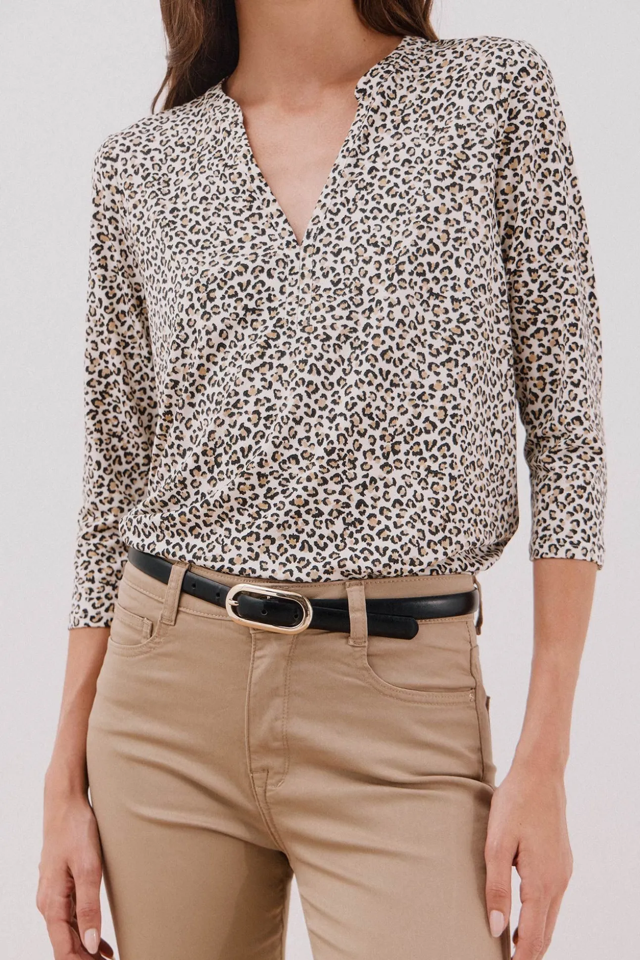 Camiseta básica escote mão