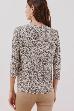 Camiseta básica escote mão