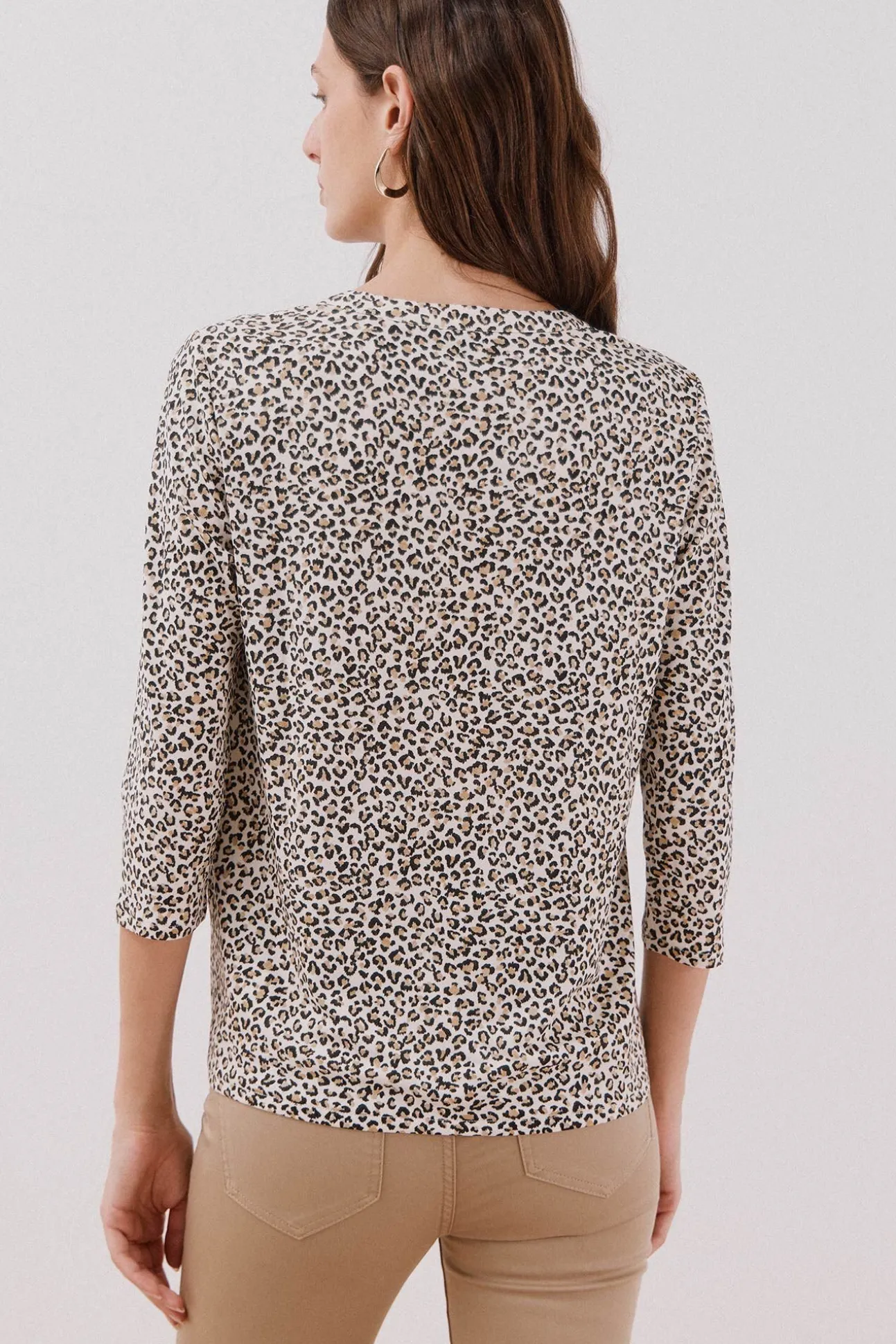 Camiseta básica escote mão