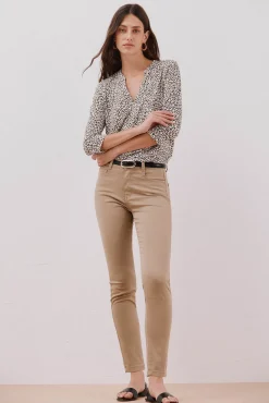 Camiseta básica escote mão