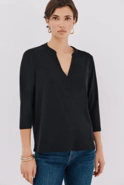 Camiseta básica escote mão