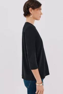 Camiseta básica escote mão