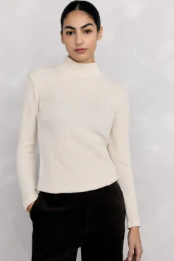 Camiseta cuello alto arrugada