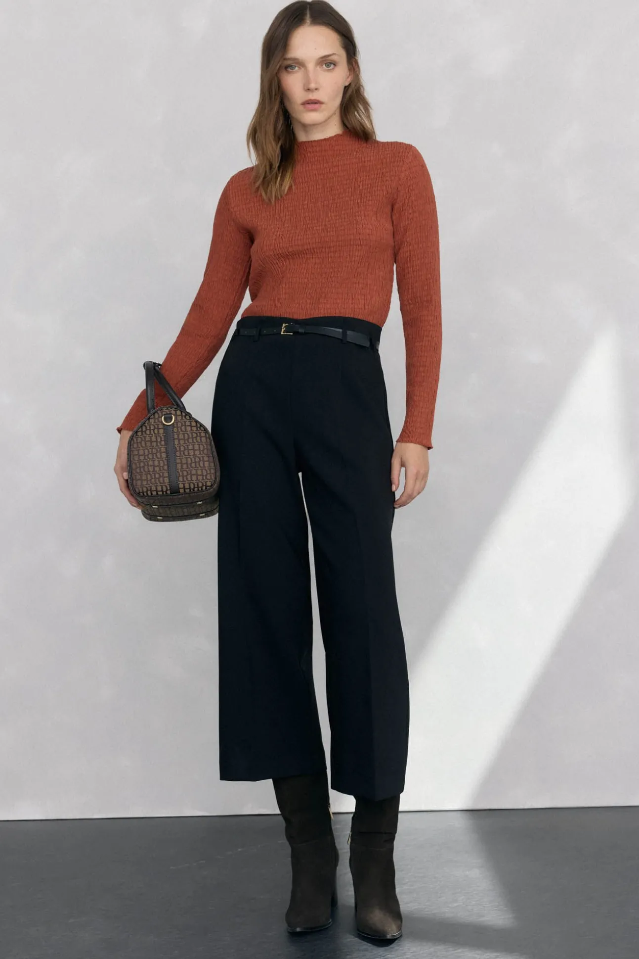 Camiseta cuello chimenea estructura