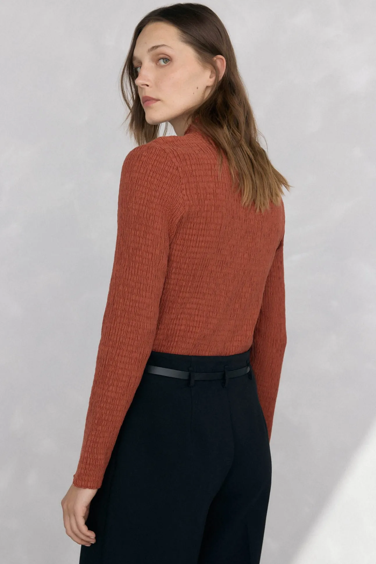 Camiseta cuello chimenea estructura