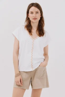 Camiseta cuello pico trenza