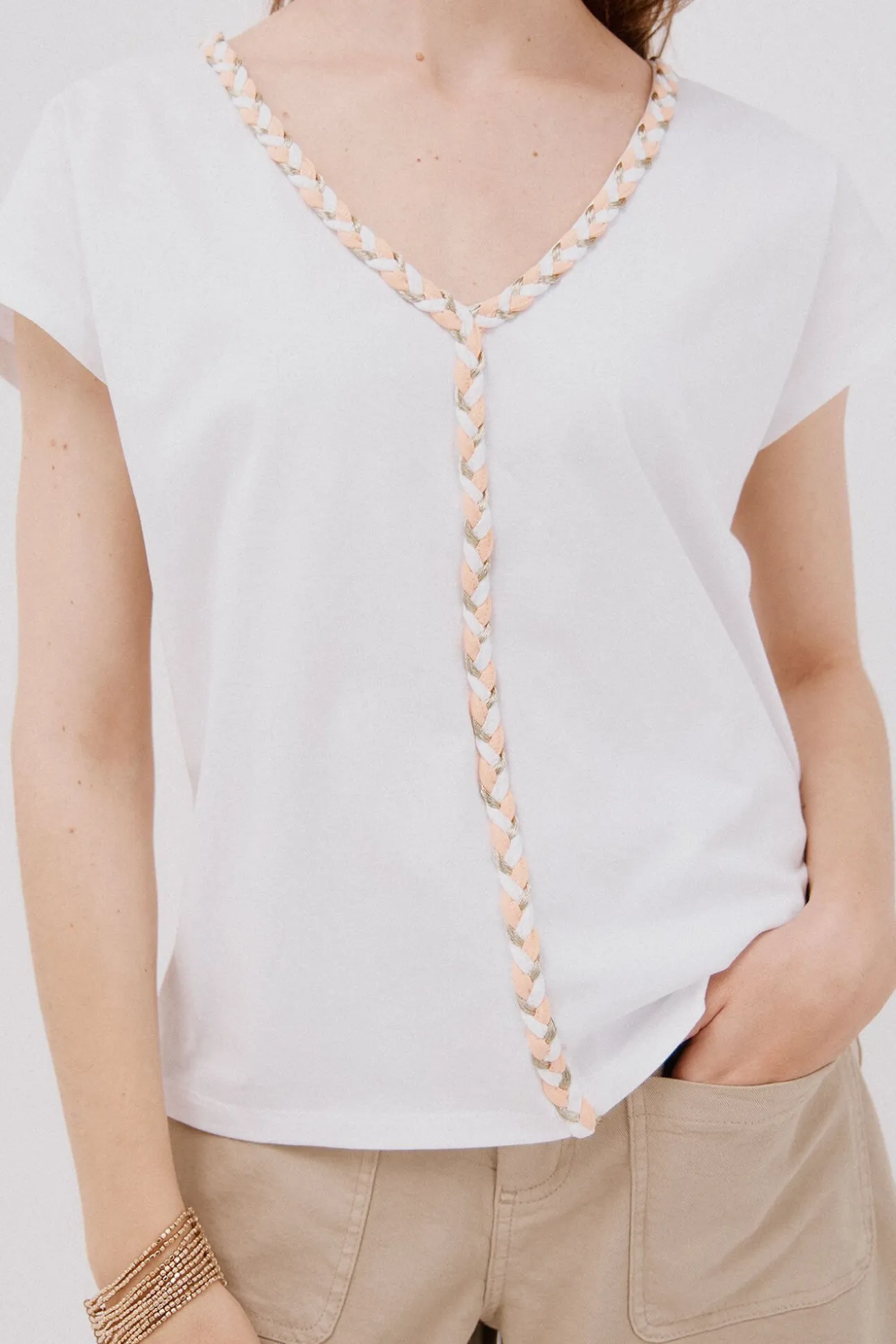 Camiseta cuello pico trenza