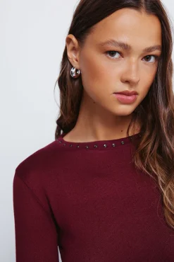 Camiseta cuello tachas