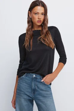 Camiseta cuello tachas