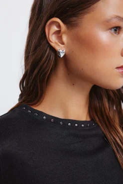 Camiseta cuello tachas