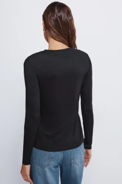 Camiseta cuello tachas