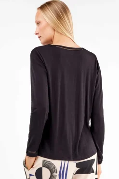 Camiseta detalle encaje escote