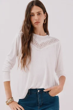 Camiseta detalle encaje floral