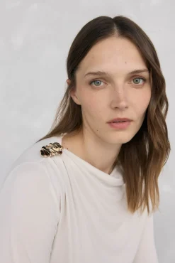 Camiseta drapeada con broche