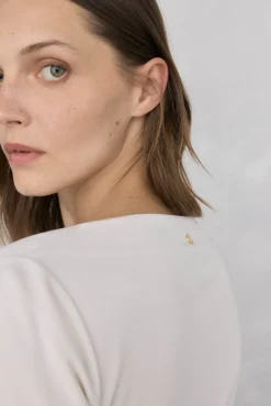 Camiseta drapeada con broche