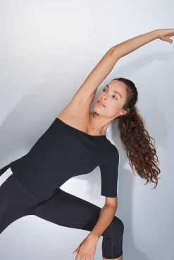 Camiseta escote asimétrico bicolor